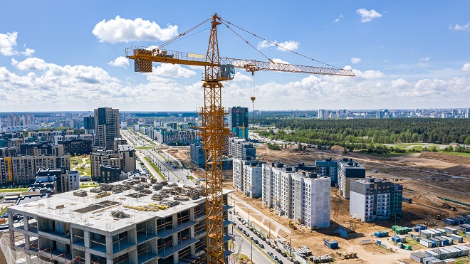 Une grue sur un chantier de construction.